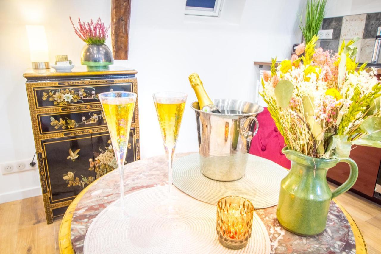 Jacuzzi - La Petite Romantique - Flobnb Apartment