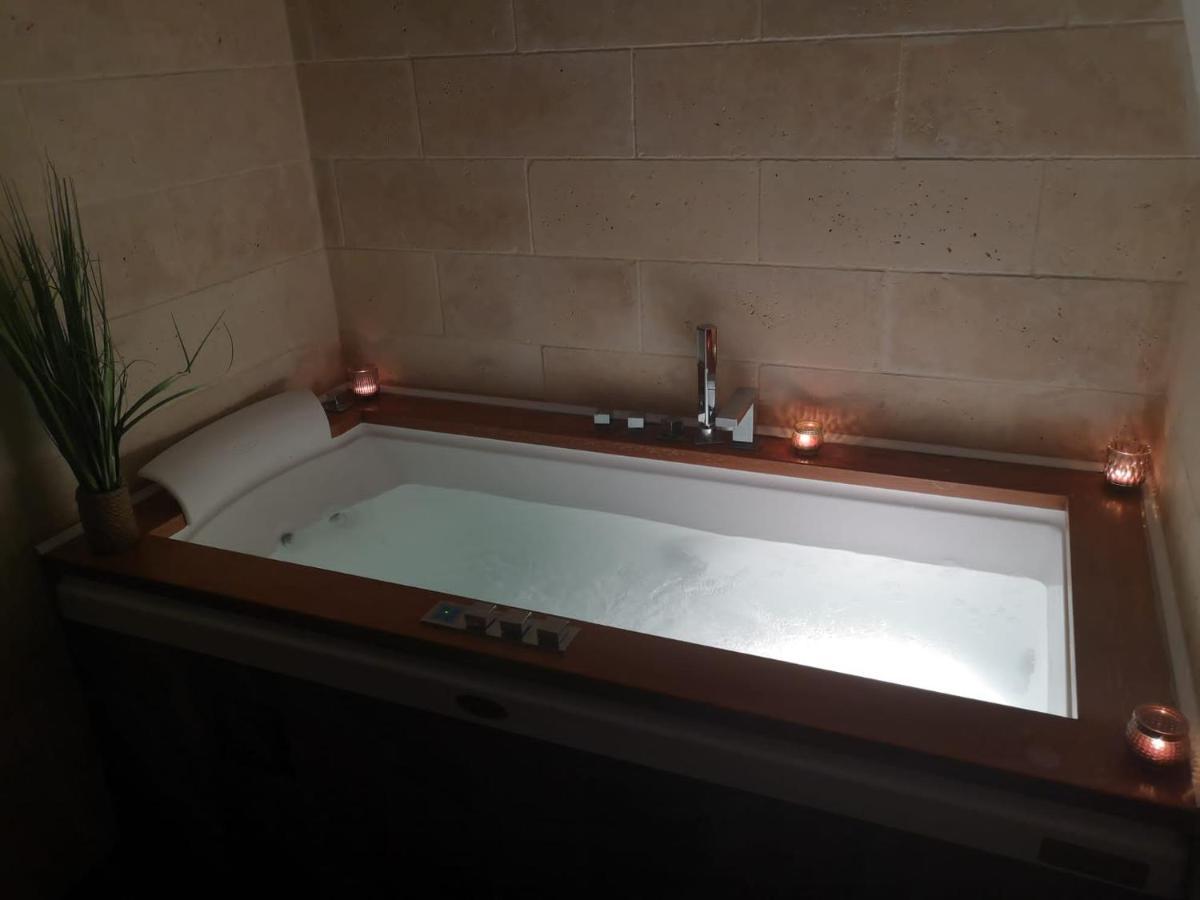 Jacuzzi - La Petite Romantique - Flobnb *