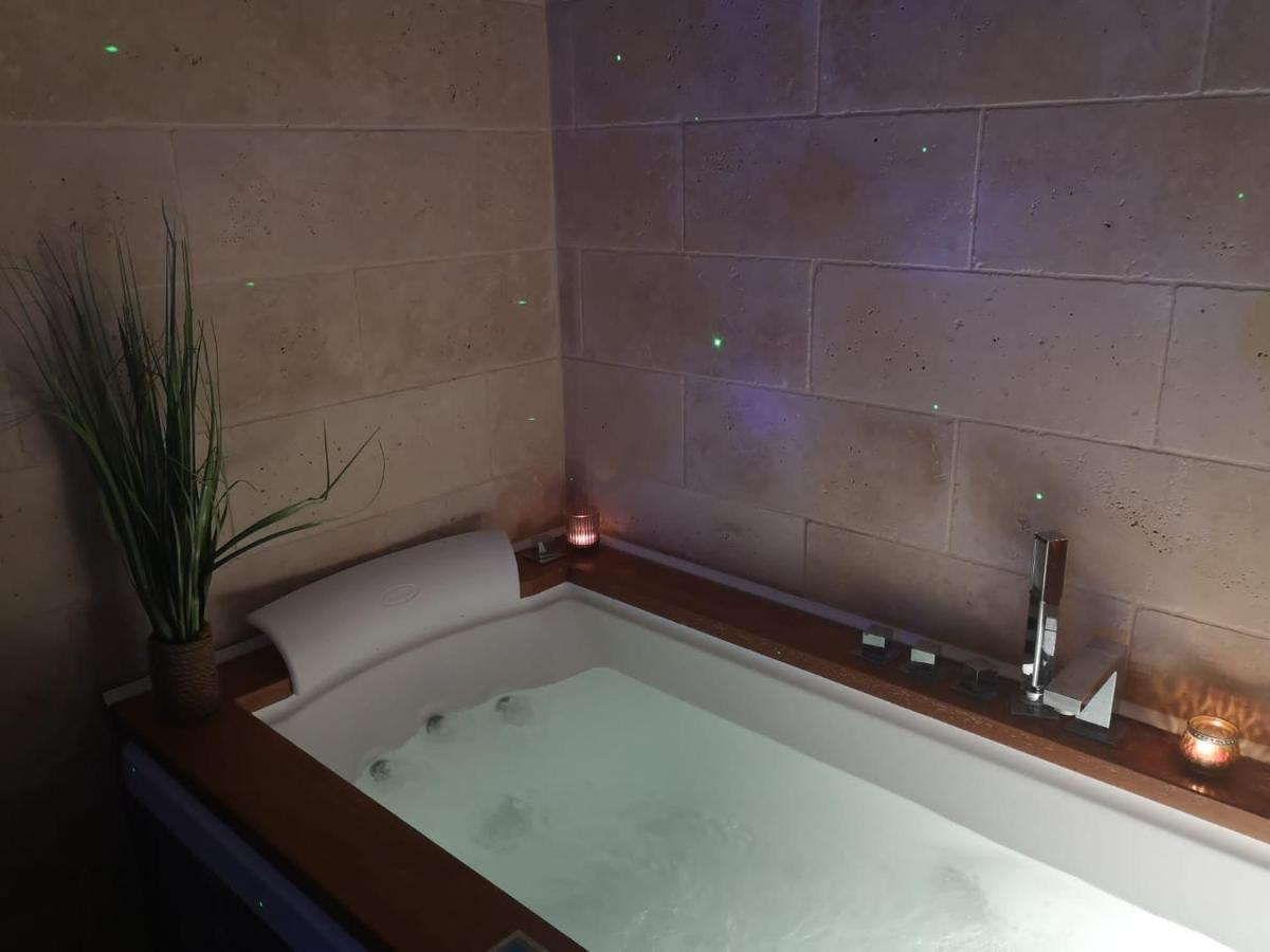 Jacuzzi - La Petite Romantique - Flobnb Apartment *